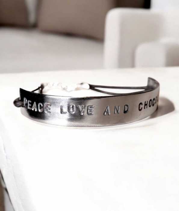 "PEACE LOVE AND CHOCOLATE" LÄDER ARMBAND