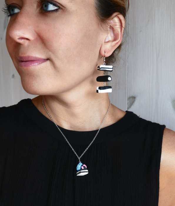 BASSETS ÖRHÄNGEN, SVART/VITA