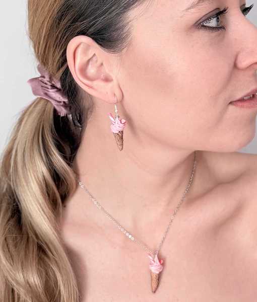 MJUKGLASS ÖRHÄNGEN, JORDGUBB