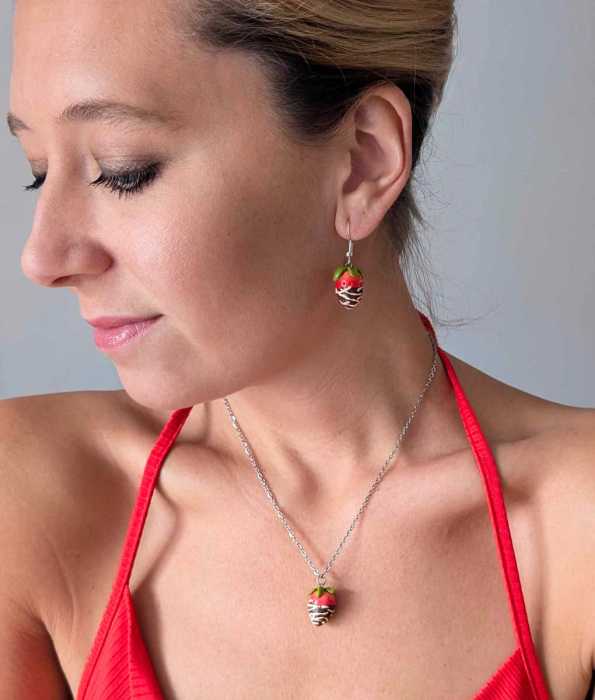 JORDGUBBAR ÖRHÄNGEN, DOPPADE