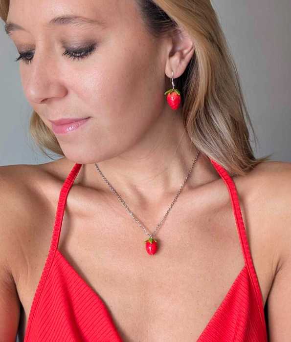 JORDGUBBAR ÖRHÄNGEN