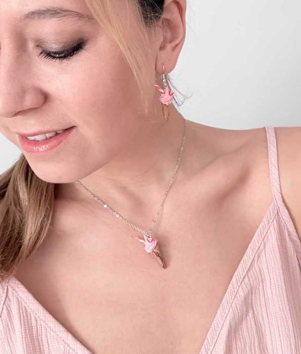 MJUKGLASS HALSBAND, JORDGUBB