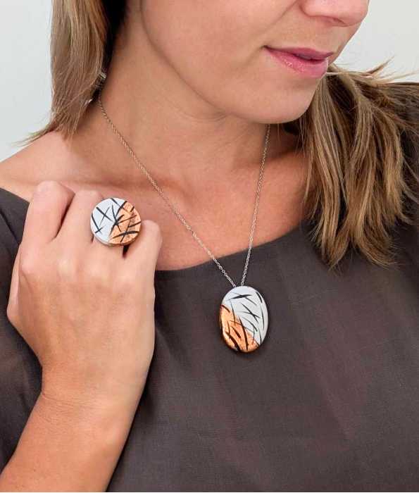 OVAL BETONG HALSBAND, LINJER