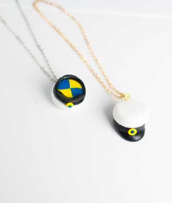 Student mössa halsband från Jewelry by Moette