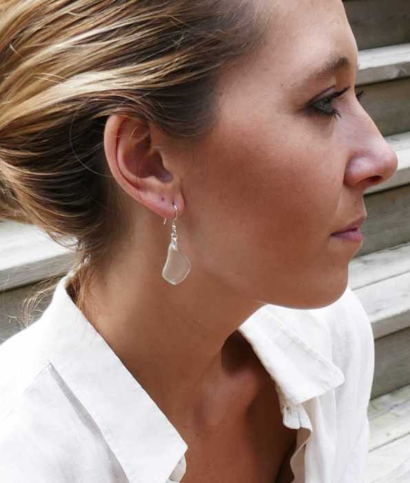 BEACH GLASS ÖLJETT ÖRHÄNGEN, SILVER