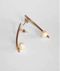 SEA PEARLS KONVEX ÖRHÄNGEN, GULD