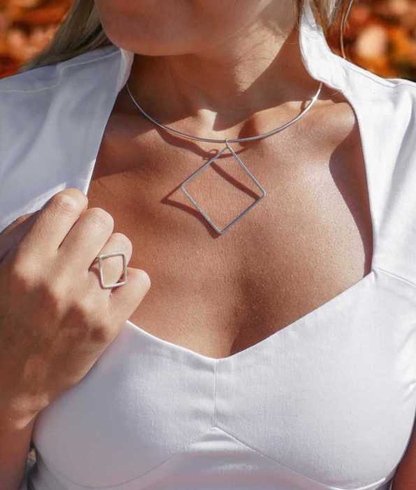 DON'T BE SQUARE COLLIER HALSBAND